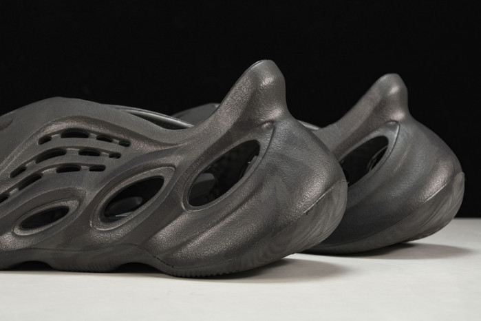 Adidas Yeezy Foam Runner “Onyx” HP8739