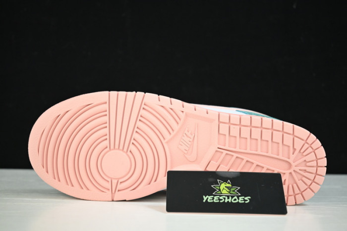 Dunk SB Low "Snake Skin" DR8577-300