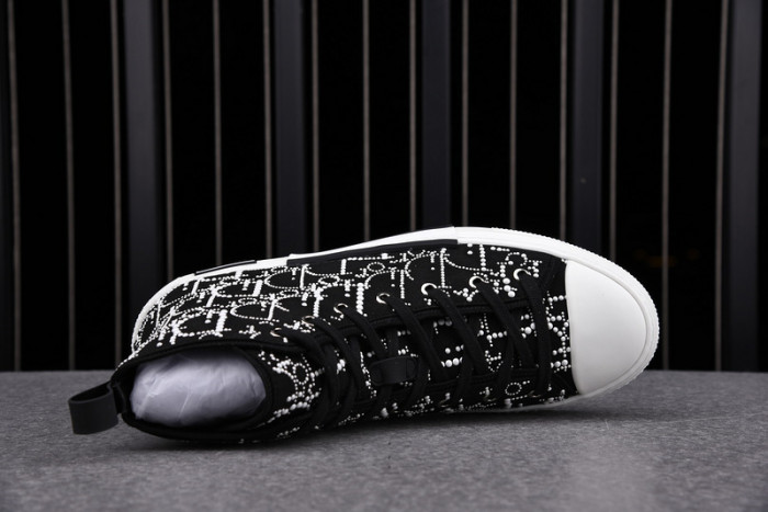 D10R B23 Oblique High Top Sneaker